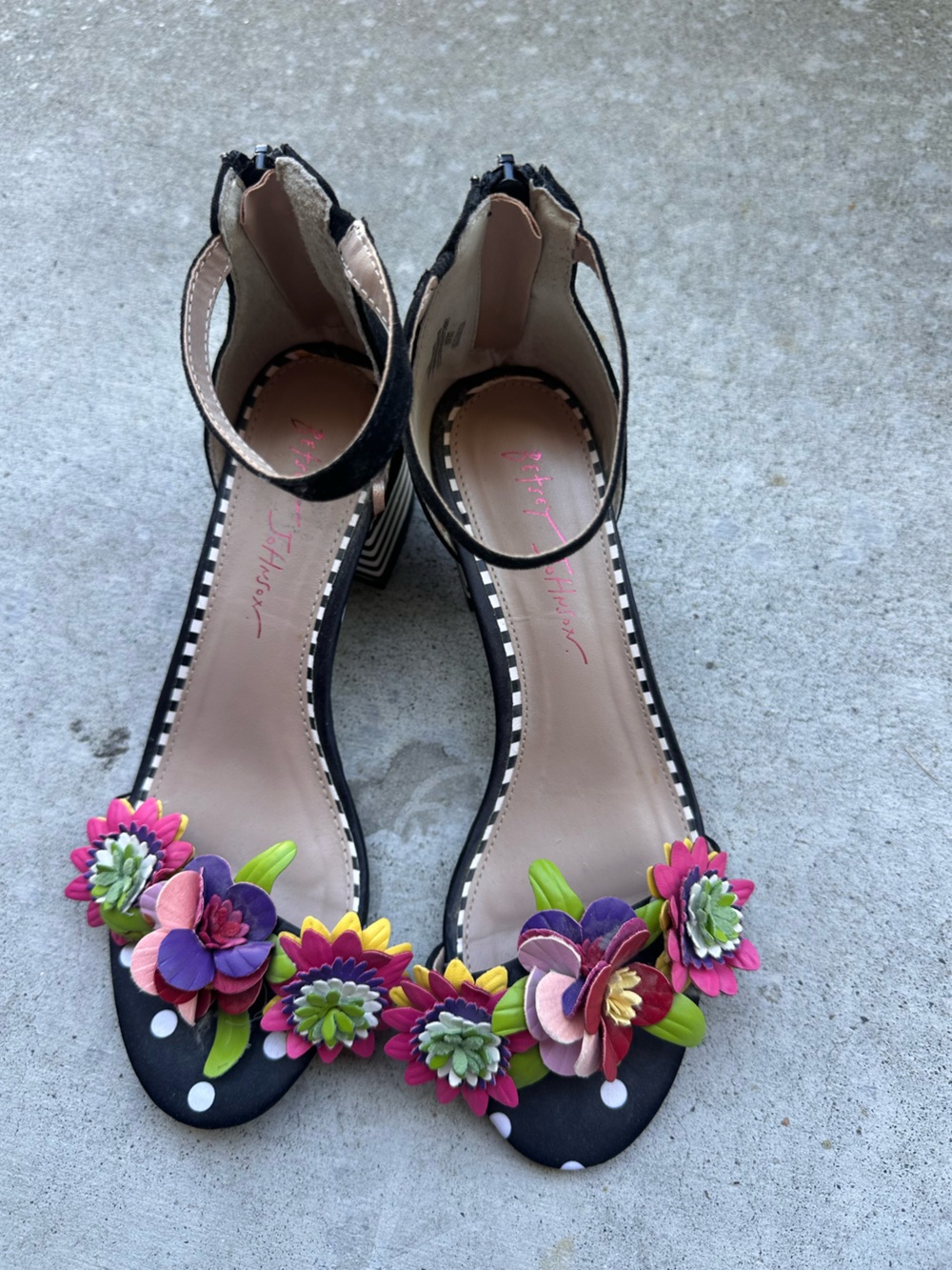 Betsey Johnson Indy block heel playful 3D floral open toe sandal women 6.5 NWOT